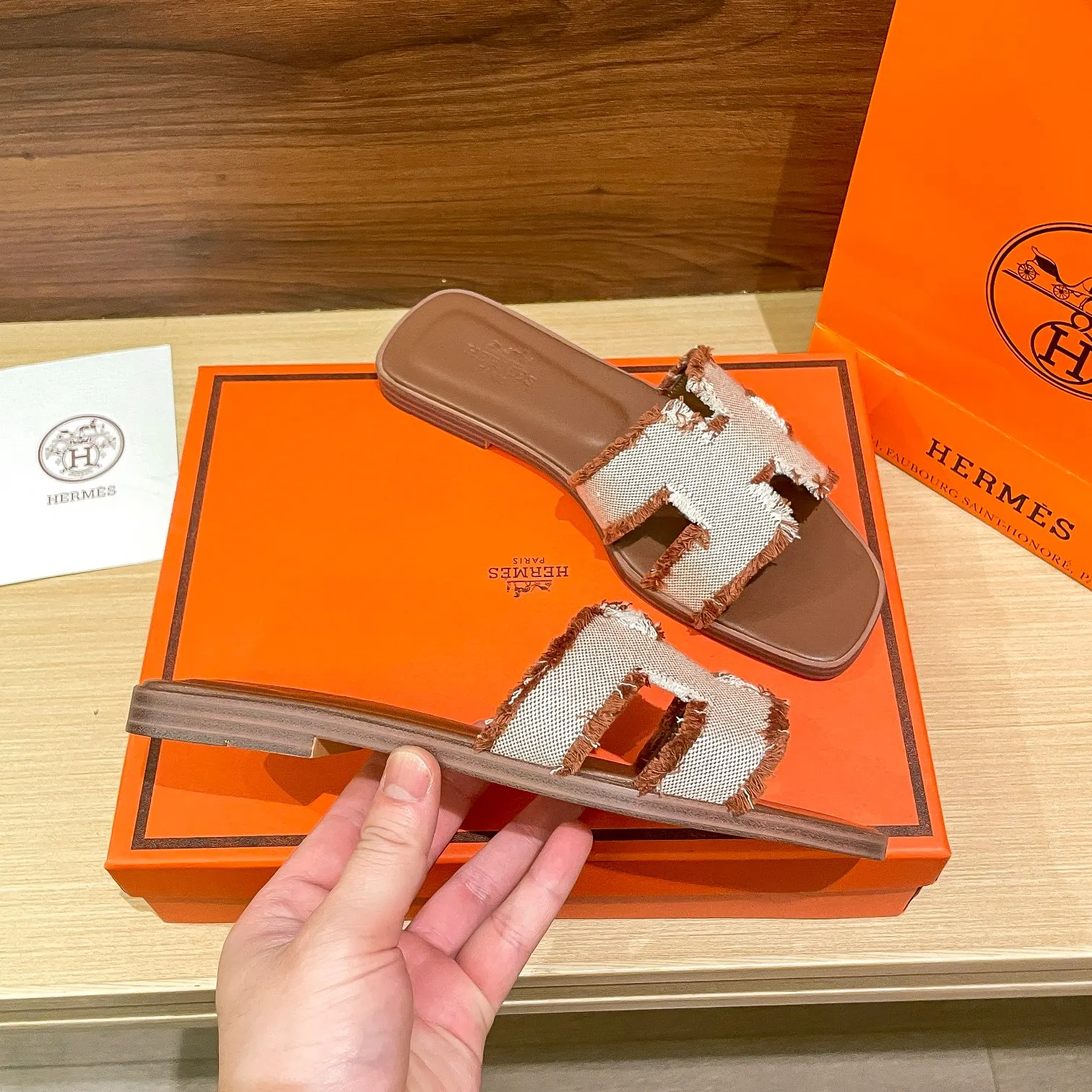 👟👟Ex-factory price 480👟👟 Hermes/Hermes new oran tassel slippers, eyelash slippers, classic slippers, exclusively customized dyed jacquard cotton fabric, woven in white and original colors! Purely hand-drawn raw edge craftsmanship creates a tassel effect. The lining and insole are made of imported soft lambskin and genuine leather outsole. Summer is here, and everyone has a pair, a must-have when going out! It doesn't rub your feet at all and is super comfortable on your feet. black pink green brown size: 35-41